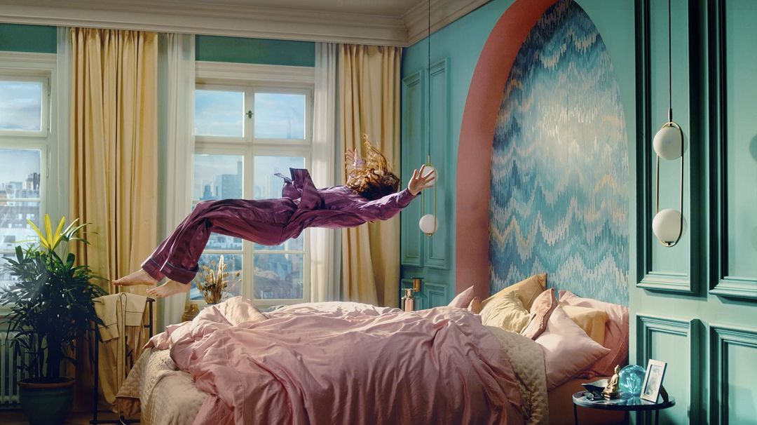 Pessoa caindo em uma cama